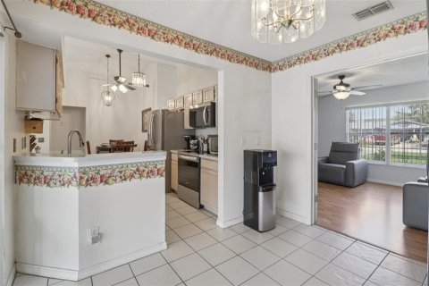 House in Deltona, Florida 3 bedrooms, 142.23 sq.m. № 2199726 - photo 4