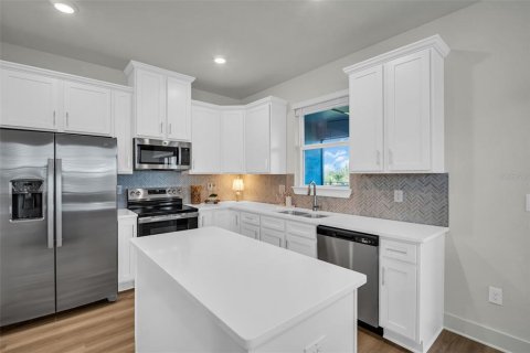House in Hudson, Florida 3 bedrooms, 166.67 sq.m. № 2216478 - photo 6