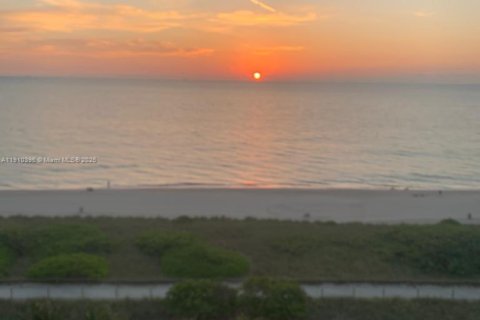 Condominio en venta en Surfside, Florida, 2 dormitorios, 120.68 m2 № 1966007 - foto 8
