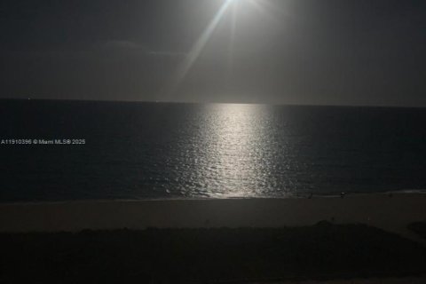 Condominio en venta en Surfside, Florida, 2 dormitorios, 120.68 m2 № 1966007 - foto 7