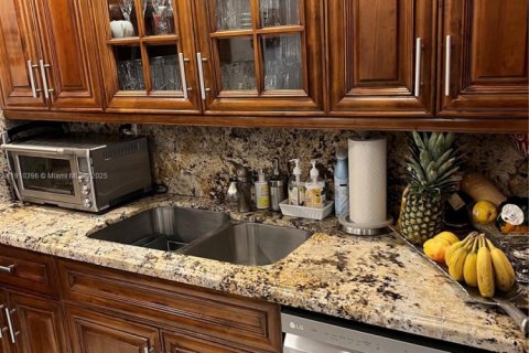 Condominio en venta en Surfside, Florida, 2 dormitorios, 120.68 m2 № 1966007 - foto 11