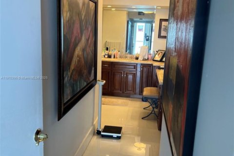 Condominio en venta en Surfside, Florida, 2 dormitorios, 120.68 m2 № 1966007 - foto 25