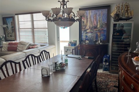 Condominio en venta en Surfside, Florida, 2 dormitorios, 120.68 m2 № 1966007 - foto 19