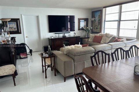 Condominio en venta en Surfside, Florida, 2 dormitorios, 120.68 m2 № 1966007 - foto 24
