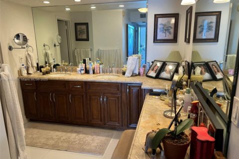 Condominio en venta en Surfside, Florida, 2 dormitorios, 120.68 m2 № 1966007 - foto 26