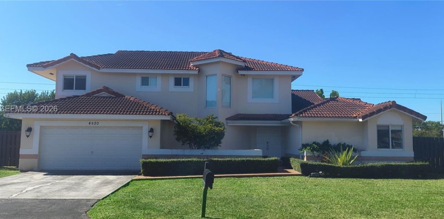 Villa ou maison à Miami, Floride 5 chambres, 303.88 m2 № 2021820