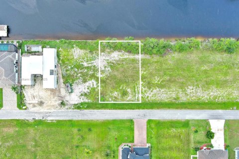 Купить земельный участок в Кейп-Корал, Флорида № 2022465 - фото 2