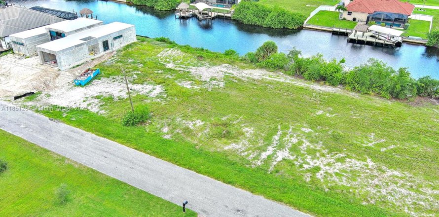 Земельный участок в Кейп-Корал, Флорида № 2022465