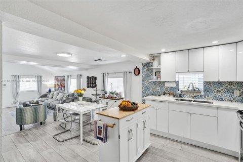 Купить виллу или дом в Майами, Флорида 3 спальни, 112.41м2, № 1942396 - фото 9