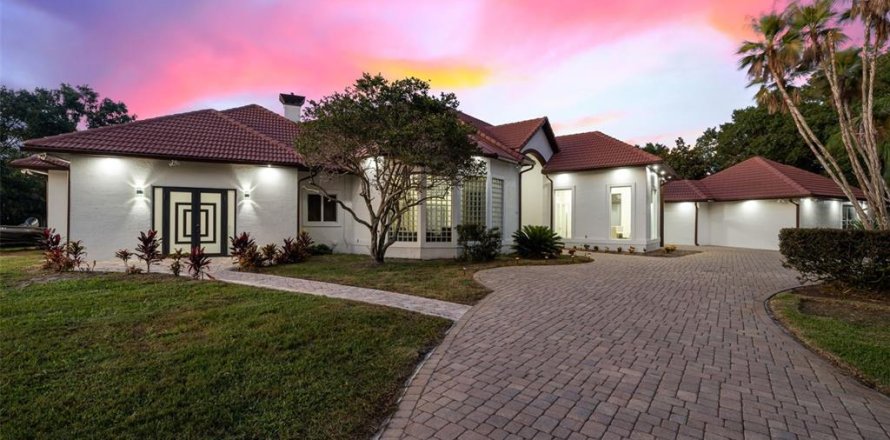House in Lutz, Florida 4 bedrooms, 484.95 sq.m. № 1838859