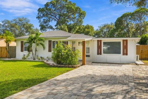 House in Saint Petersburg, Florida 3 bedrooms, 108.14 sq.m. № 2429085