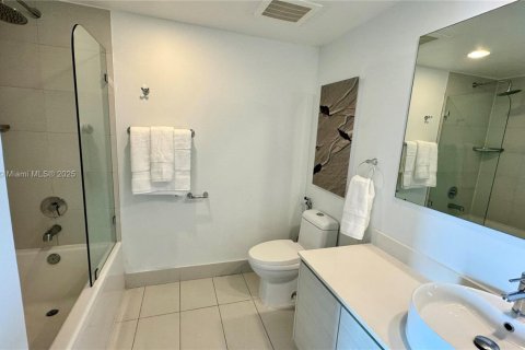 Condominio en venta en Hallandale Beach, Florida, 2 dormitorios, 94.76 m2 № 1983270 - foto 12