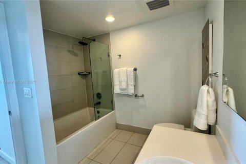 Condominio en venta en Hallandale Beach, Florida, 2 dormitorios, 94.76 m2 № 1983270 - foto 15