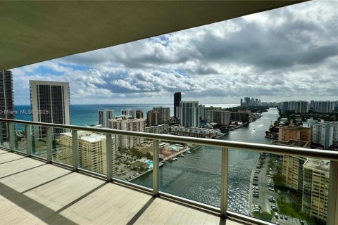 Condominio en venta en Hallandale Beach, Florida, 2 dormitorios, 94.76 m2 № 1983270 - foto 1