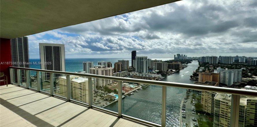 Condominio en Hallandale Beach, Florida, 2 dormitorios  № 1983270