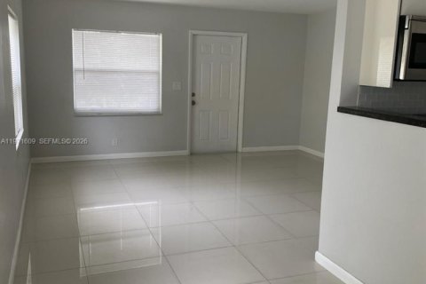 Casa en alquiler en Fort Lauderdale, Florida, 3 dormitorios, 95.32 m2 № 2032324 - foto 2