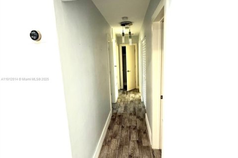 Villa ou maison à louer à Miami, Floride: 3 chambres, 109.35 m2 № 1975666 - photo 13