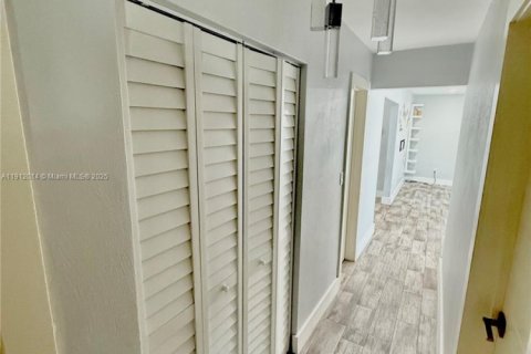 Villa ou maison à louer à Miami, Floride: 3 chambres, 109.35 m2 № 1975666 - photo 14