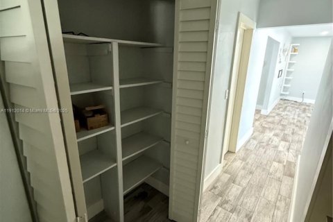 Villa ou maison à louer à Miami, Floride: 3 chambres, 109.35 m2 № 1975666 - photo 15