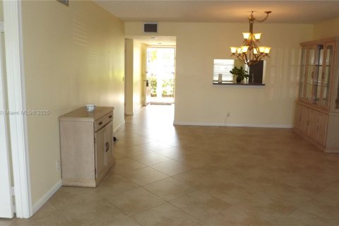 Condo in Pembroke Pines, Florida, 2 bedrooms  № 1706762 - photo 5