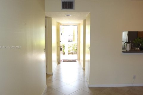 Condo in Pembroke Pines, Florida, 2 bedrooms  № 1706762 - photo 7