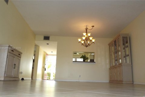 Condo in Pembroke Pines, Florida, 2 bedrooms  № 1706762 - photo 2