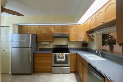 Condo in Pembroke Pines, Florida, 2 bedrooms  № 1706762 - photo 17