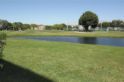 Condo in Pembroke Pines, Florida, 2 bedrooms  № 1706762 - photo 1