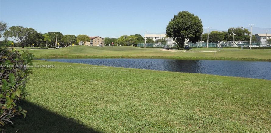 Condo in Pembroke Pines, Florida, 2 bedrooms № 1706762