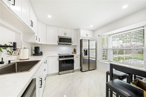 Touwnhouse à vendre à Sunrise, Floride: 2 chambres, 128.95 m2 № 1930875 - photo 10