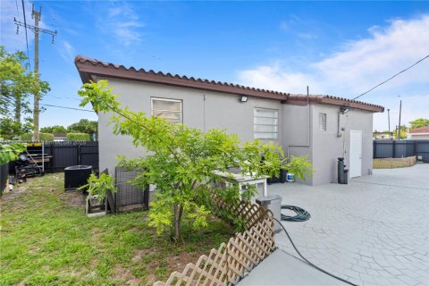 Casa en venta en Hialeah, Florida, 3 dormitorios, 107.4 m2 № 1788932 - foto 19