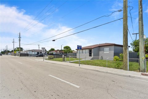 Casa en venta en Hialeah, Florida, 3 dormitorios, 107.4 m2 № 1788932 - foto 5