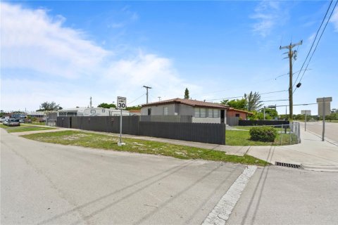 Casa en venta en Hialeah, Florida, 3 dormitorios, 107.4 m2 № 1788932 - foto 9