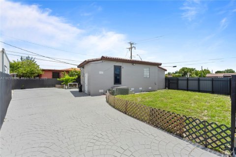 Casa en venta en Hialeah, Florida, 3 dormitorios, 107.4 m2 № 1788932 - foto 14
