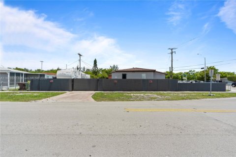 Casa en venta en Hialeah, Florida, 3 dormitorios, 107.4 m2 № 1788932 - foto 10