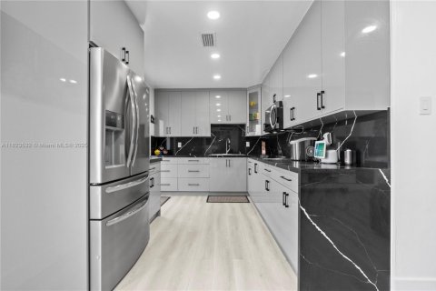 Casa en venta en Hialeah, Florida, 3 dormitorios, 107.4 m2 № 1788932 - foto 2