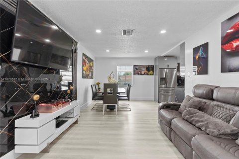Casa en venta en Hialeah, Florida, 3 dormitorios, 107.4 m2 № 1788932 - foto 28