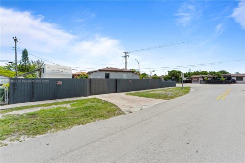 Casa en venta en Hialeah, Florida, 3 dormitorios, 107.4 m2 № 1788932 - foto 11