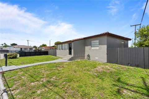 Casa en venta en Hialeah, Florida, 3 dormitorios, 107.4 m2 № 1788932 - foto 6