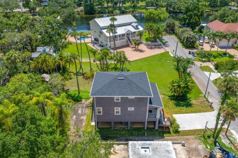 House in Tampa, Florida 4 bedrooms, 196.21 sq.m. № 2200144 - photo 3