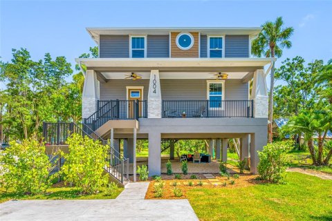 House in Tampa, Florida 4 bedrooms, 196.21 sq.m. № 2200144