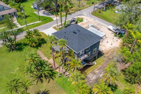 House in Tampa, Florida 4 bedrooms, 196.21 sq.m. № 2200144 - photo 2