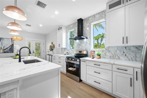 House in Tampa, Florida 4 bedrooms, 196.21 sq.m. № 2200144 - photo 18