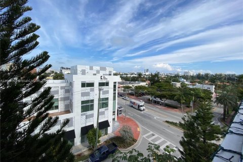 Снять в аренду кондоминиум в Майами-Бич, Флорида 1 спальня, 73.86м2, № 1922380 - фото 1