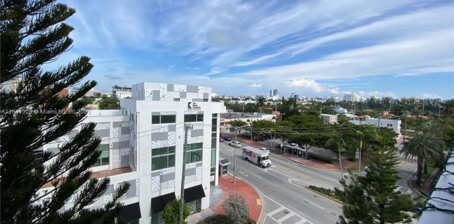 Кондоминиум с 1 спальней в Майами-Бич, Флорида № 1922380