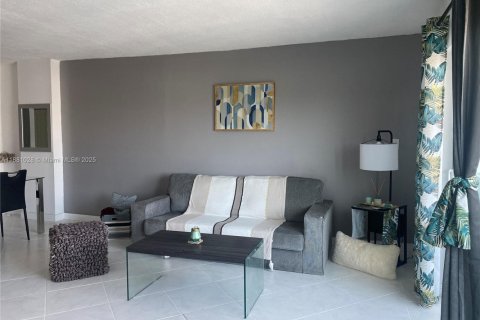 Снять в аренду кондоминиум в Майами-Бич, Флорида 1 спальня, 73.86м2, № 1922380 - фото 2