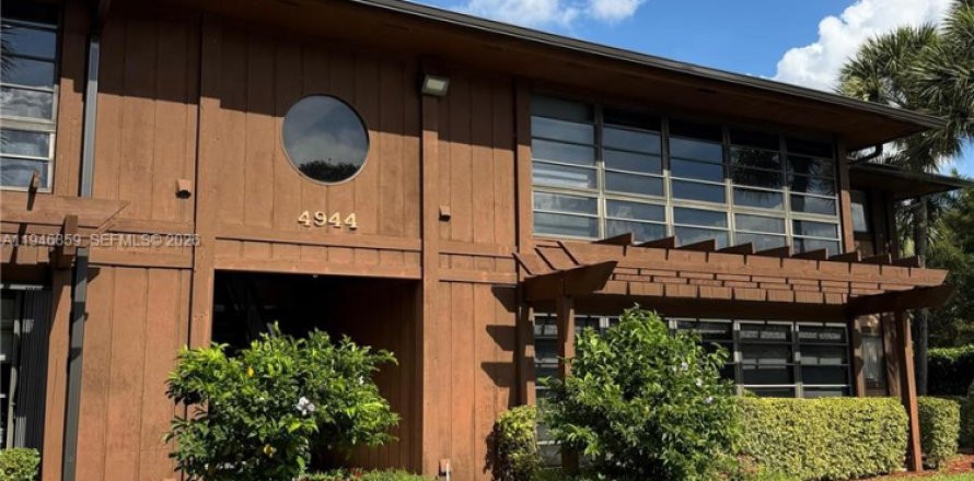 Condominio en Doral, Florida, 2 dormitorios  № 2003681