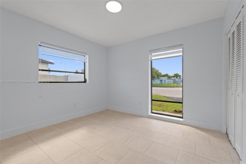 Casa en venta en Miami, Florida, 3 dormitorios, 122.91 m2 № 1949528 - foto 21