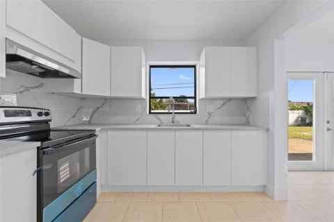 Casa en venta en Miami, Florida, 3 dormitorios, 122.91 m2 № 1949528 - foto 10