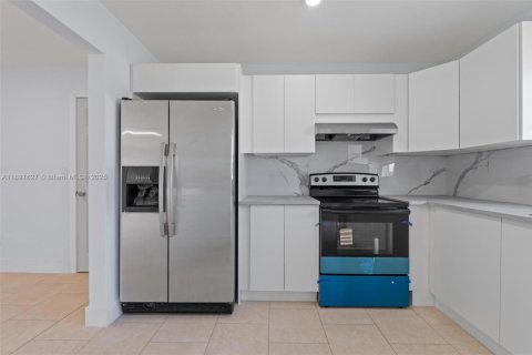 Casa en venta en Miami, Florida, 3 dormitorios, 122.91 m2 № 1949528 - foto 12